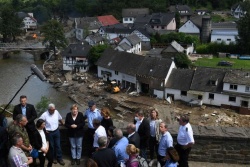 Nemška kanclerka Angela Merkel je ob obisku poplavljenih območij dejala,  da sploh ne pozna besede, ki bi zadostno opisala uničenje. (Reuters)