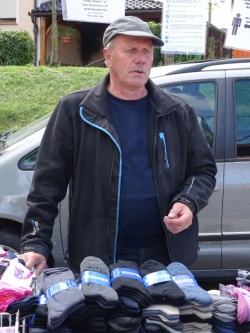 Stanislav Sluga prodaja njihove nogavice, ki so iskane na trgu.