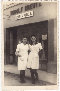 Pred vhodom v frizerski salon: Milica Šalamon, Dragica Kreutz, 1948 (na fasadi napis Rudolf Kreutz, Brivnica) (Iz arhiva PMB)