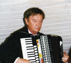 Silvester Mihelčič na koncertu pedagogov Glasbene šole Črnomelj, 2003 (arhiv družine Mihelčič)