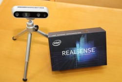 Intelova globinska kamera, ki je »oko« pasu See wiht me (foto: M. Ž.)