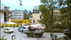 Izsek iz dokumentarnih videoposnetkov vojne za Slovenijo, Novo mesto, julij 1991. Avtor Franci Kek. Arhiv TV Vaš kanal.