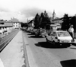 Barikada je onemogočala dostop v center Novega mesta, konec junija 1991. (foto: Ludvik Tončič, Dolenjski muzej)