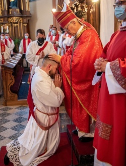 V duhovnika je Jakoba posvetil novomeški škof msgr. Andrej Glavan. (Foto Rok Mihevc)