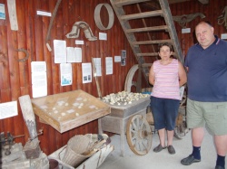 Medeja in Ivan sta ponosna, da njihov muzejček šteje že preko 400 starih  kmečkih pripomočkov. Na levi strani pa so na ogled tudi okamenene  kamenjške školjke.
