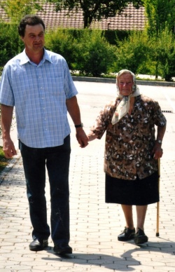 Jože in mama Ivana sta redno obiskovala Francev grob in se udeleževala spominskih slovesnosti.