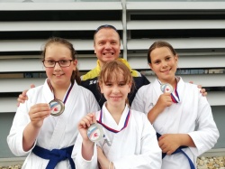 Nina Parkelj, Lana Gole in Nuša Nose so na ekipnem državnem prvenstvu v  Ljutomeru v skupini kata deklice osvojile drugo mesto. (foto: KK Mirna  Peč)