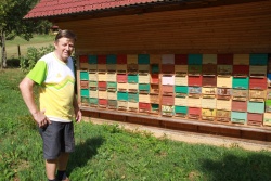 Franc Kapš pred svojim čebelnjakom na obrobju Rumanje vasi