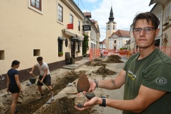 Kristjan Husič z eno od arheoloških najdb (foto: Božidar Flajšman)