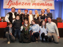 Jože Skubic (zadaj desno) skupaj z družino na koncertu, posvečenem njegovemu tastu Francu Fleretu.