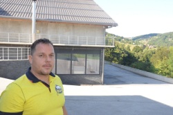 Kmet Miloš Majcen pred najsodobnejšim hlevom. Odprtje je bilo avgusta 2015. (foto: Pavel Perc)