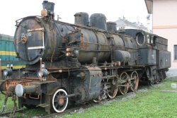 Tale muzejska parna lokomotiva je na novomeški železniški postaji med sodobnejšimi napravami. (foto: I. Vidmar)