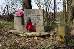 Na tragično nesrečo na železniškem prehodu v Biški vasi opozarja spomenik z imeni vaščanov, ki so izgubili življenje. (foto: M. Ž.)
