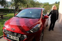 Damjana Črnugelj ob novem avtomobilu, ki ji pomeni samostojnost in neodvisnost. (foto: M. Ž.)