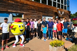 Skupina fotografija pred začetkom 11. dobrodelnega županovega turnirja,  na katerem so za Damjano zbrali 4720 evrov. (foto: MO Novo mesto)