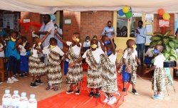  Zunanji minister Anže Logar obiskal šolo v Ruandi z misijonarko Anko Burger 