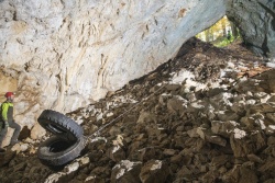 Ena nočna mora manj: Odstranjene odvržene pnevmatike iz Male Knežje jame