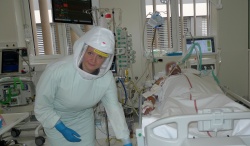 Diplomirana medicinska sestra Maja Deželan ob bolniku