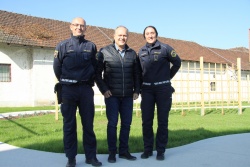 Ganljivo srečanje na PP Šentjernej (z leve): policist Matej Jerman, Drago in komandirka Tamara Bizjak (foto: A. Drenik, PU Novo mesto)