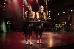S sestro dvojčico Leticio sta že večkrat skupaj nastopili v predstavah. (foto: Barbara Čeferin/Anton Podbevšek teater)