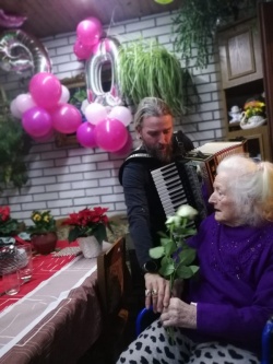DL: Marijan Novina s harmoniko za babico