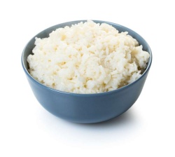 V skuhan riž se rada naseli bakterija Bacillus cereus, ki je odporna proti vročini in je med pogrevanjem ne uničimo. (Dreamstime)