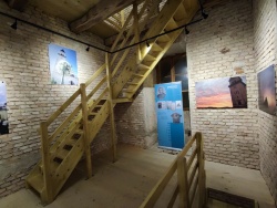 Stopnice na vrh zvonika so speljane varno, na podestih so na ogled  fotografije farne cerkve in podružnic ter panoji pomembnih Šmarječanov.  (foto: A. Golčnik)