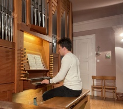 Želel si je igrati orgle, zdaj jih igra, in vpisal se je tudi na orglarsko šolo. (foto: osebni arhiv)