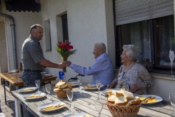 Mirnopeški župan Andrej Kastelic je Golobove obiskal junija lani, ko je Anton praznoval 94 let. (Foto: osebni arhiv)