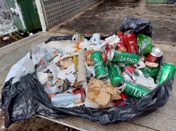 V zabojniku za mešane komunalne odpadke je polno takih, ki sodijo v zabojnik za embalažo ali biološke odpadke. (Foto: SOU)