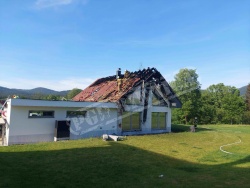 FOTO: Ogenj s strehe novogradnje po izolaciji proti temeljem