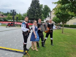 AVDIO: Ansambel Andreja Bajuka z novo pevko Ingrid Kralj na festivalu v Oplotnici