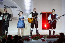 AVDIO: Ansambel Andreja Bajuka z novo pevko Ingrid Kralj na festivalu v Oplotnici