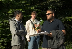 Režiser Žiga Virc v pogovoru z igralcem Jernejem Kogovškom. (Fotografije s snemanja: Živa Brglez)