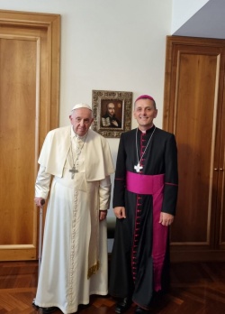 Novomeški škof Andrej Saje pri papežu v Vatikanu