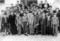 Člani novoustanovljene Družine gorjanskih tabornikov 27. aprila 1952  pred vhodom v novomeško gimnazijo. Ob ustanovitvi je družina DGT štela  46 članov.