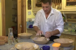 VIDEO: Marko Vozelj razkril recept za peko kruha