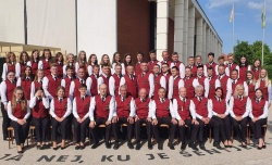 65-članski Pihalni orkester občine Šentjernej trenutno vodi Sandi  Franko, orkester pa deluje od leta 1911. Za jubilej so glasbeniki  nastopili v novih uniformah (na sliki), koncert pa so začeli in končali s  šentjernejsko himno. (Foto: MEGA foto Hočevar)