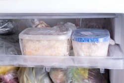 Živila lahko odtajamo na tri načine: v hladilniku, hladni vodi ali v mikrovalovni pečici.