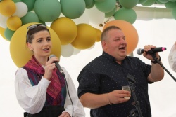 Vlado je zbrane nagovoril tudi v pevskem duetu z Gašperji.
