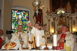 Mašo v čast Vlada (desno) in Petra (levo) Leskovarja je vodil upokojeni celjski škof msgr. dr. Stanislav Lipovšek.