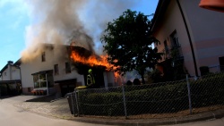 FOTO: Gorela hiša, tik pred eksplozijo jeklenke rešili stanovalca