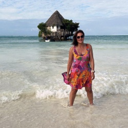 FOTO: Rebeka Dremelj na Zanzibarju; hčerkici že tako veliki ...