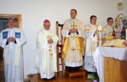 Slovesno mašo, ki jo je obogatilo petje domačega župnijskega pevskega  zbora, je vodil novomeški škof Andrej Saje v navzočnosti upokojenega  škofa Andreja Glavana. Na levi je mirnopeški župnik Janez Rihtaršič.