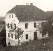 Prva stavba enorazredne ljudske šole v Podzemlju (posneta okrog leta 1931), v kateri je pouk stekel na isti dan, kot je s svojim obratovanjem začela gradaška tovarna - prvega januarja 1858. Od leta 1880 jo je nekje v bližini krasil "Homačev" šolski vrt.