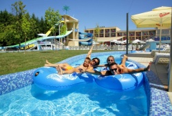V poletni vročini po osvežitev tudi v bazen (Foto: Terme Paradiso Dobova)