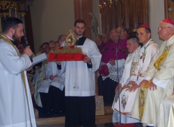 Darilo novomašnikov, ki jim je škof Glavan vedno stal ob strani – monštranca in talar. (Foto: L. M.)