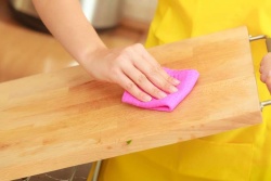 Očistite desko za rezanje in odstranite nevarne bakterije.