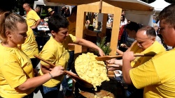 FOTO: Svetovni festival praženega krompirja - z jurčki, slanino ... celo čokolado