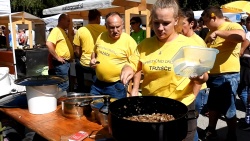 FOTO: Svetovni festival praženega krompirja - z jurčki, slanino ... celo čokolado